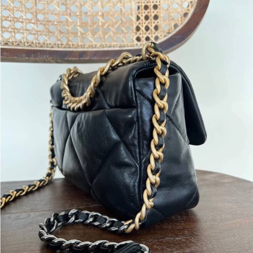 CHANEL Black Quilted Shoulder Bag with Gold Chain
